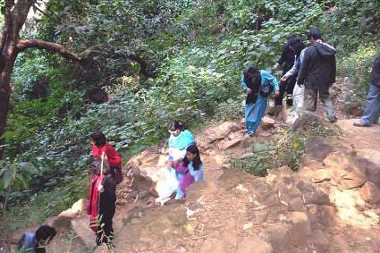 Trekking down into the valley, Bee Falls, Pachmarhi
