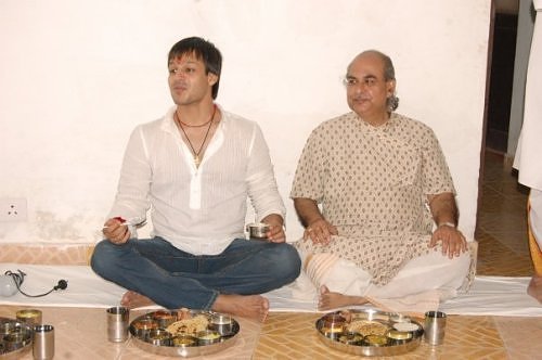 Vievik Oberoi and Vaishnavacharya Padmanabha Goswami, Radha Raman ghera, Vrindavan